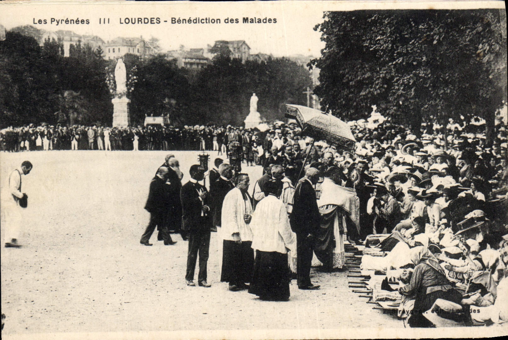 CPA Lourdes Benediction des Maiades