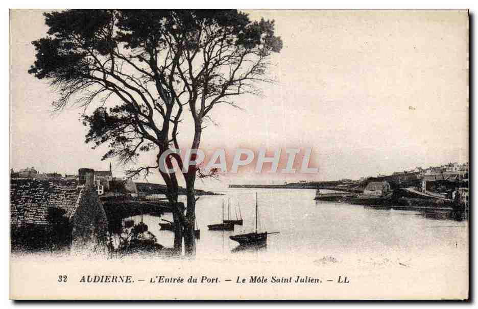 CPA Audierne L'Entree du Port Le mole Saint Julien