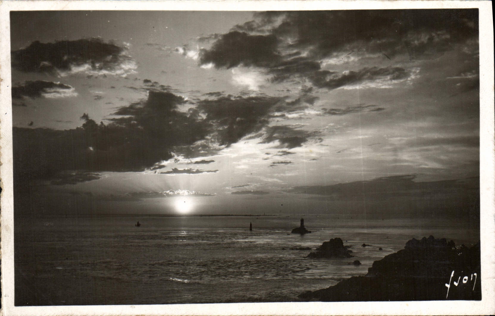 CPA Pointe Du Raz Coucher De Soleil Surr L'ile De Sein