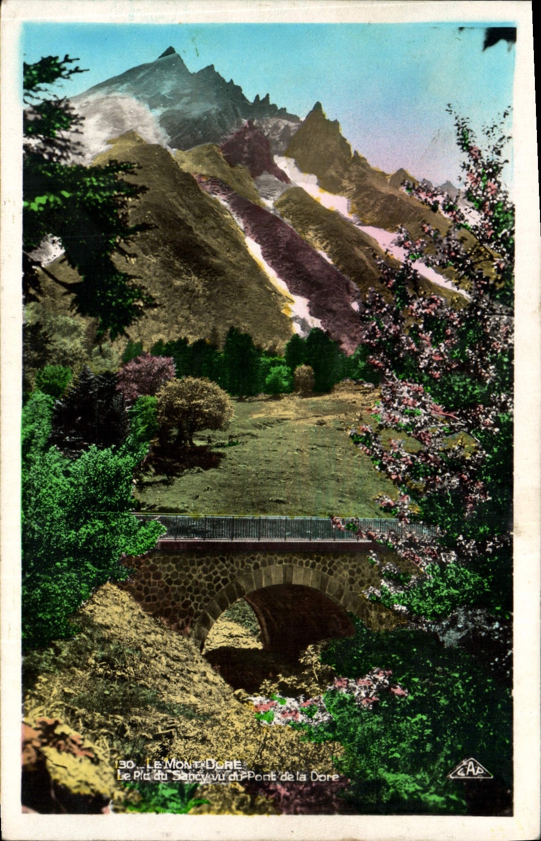 CPA Le Mont Dore Le Pic Du Sancy Vu du Pont de la Dore 