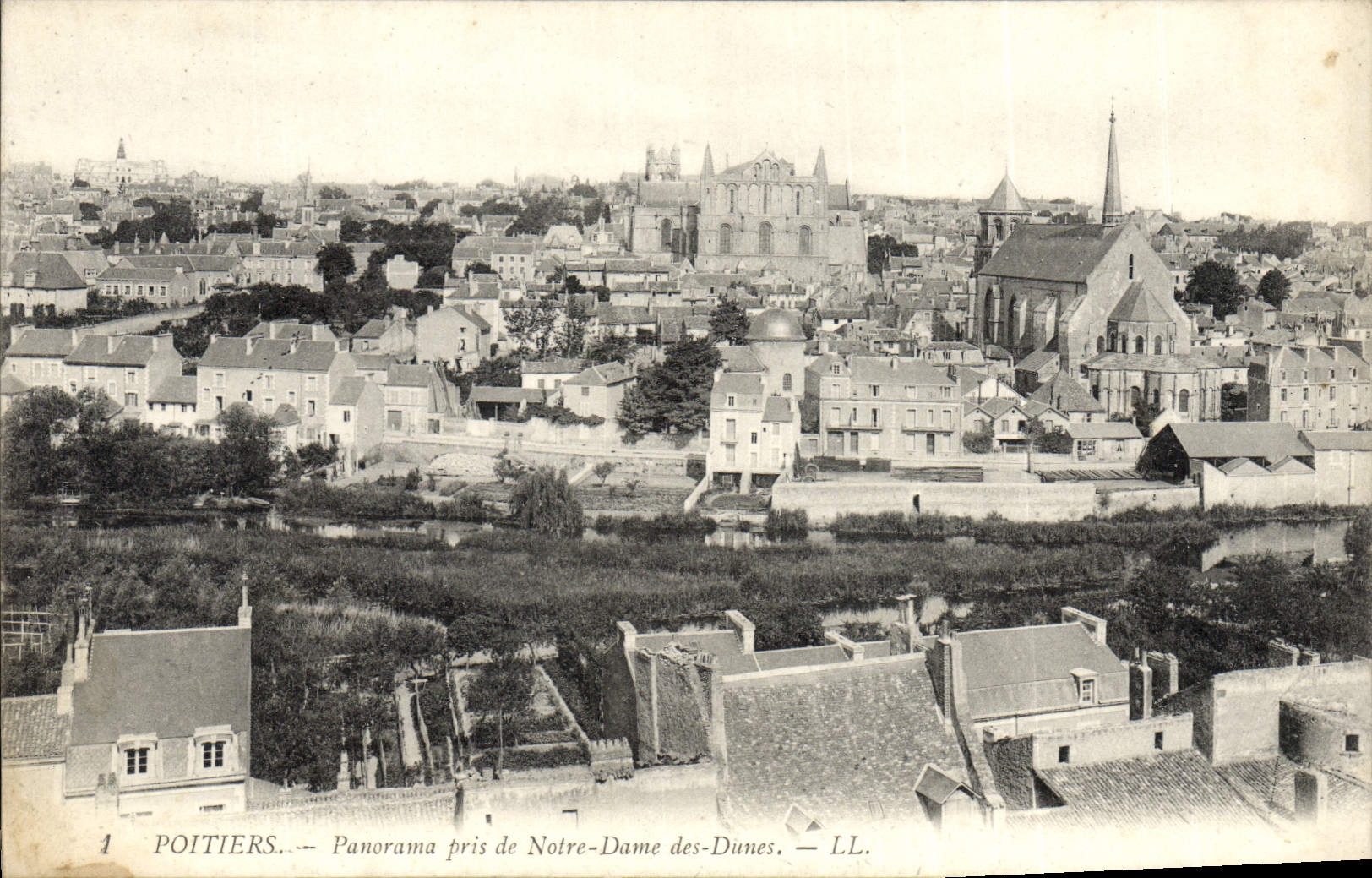 Poitiers — Panorama pris de Notre-Dame-des-Dunes — LL.