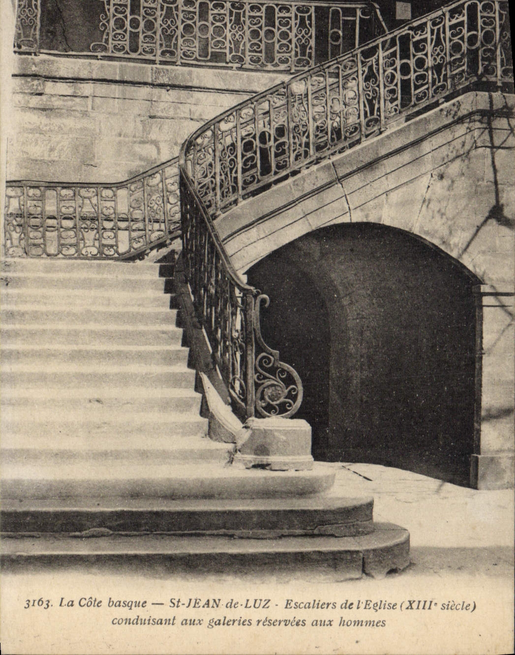 Die Basque-Küste — St-Jean-de-Luz — Treppen der Kirche (13. Jahrhundert) für Männer reserviert