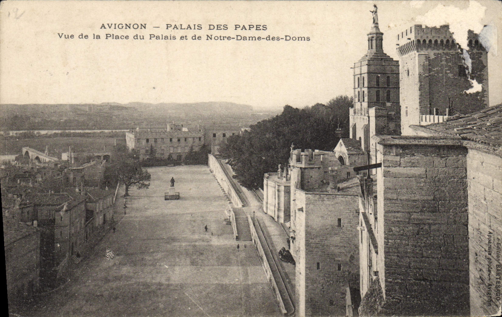 CPA Avignon Palais des Papes Vue de la place du palais et de Notre Dame des Doms 