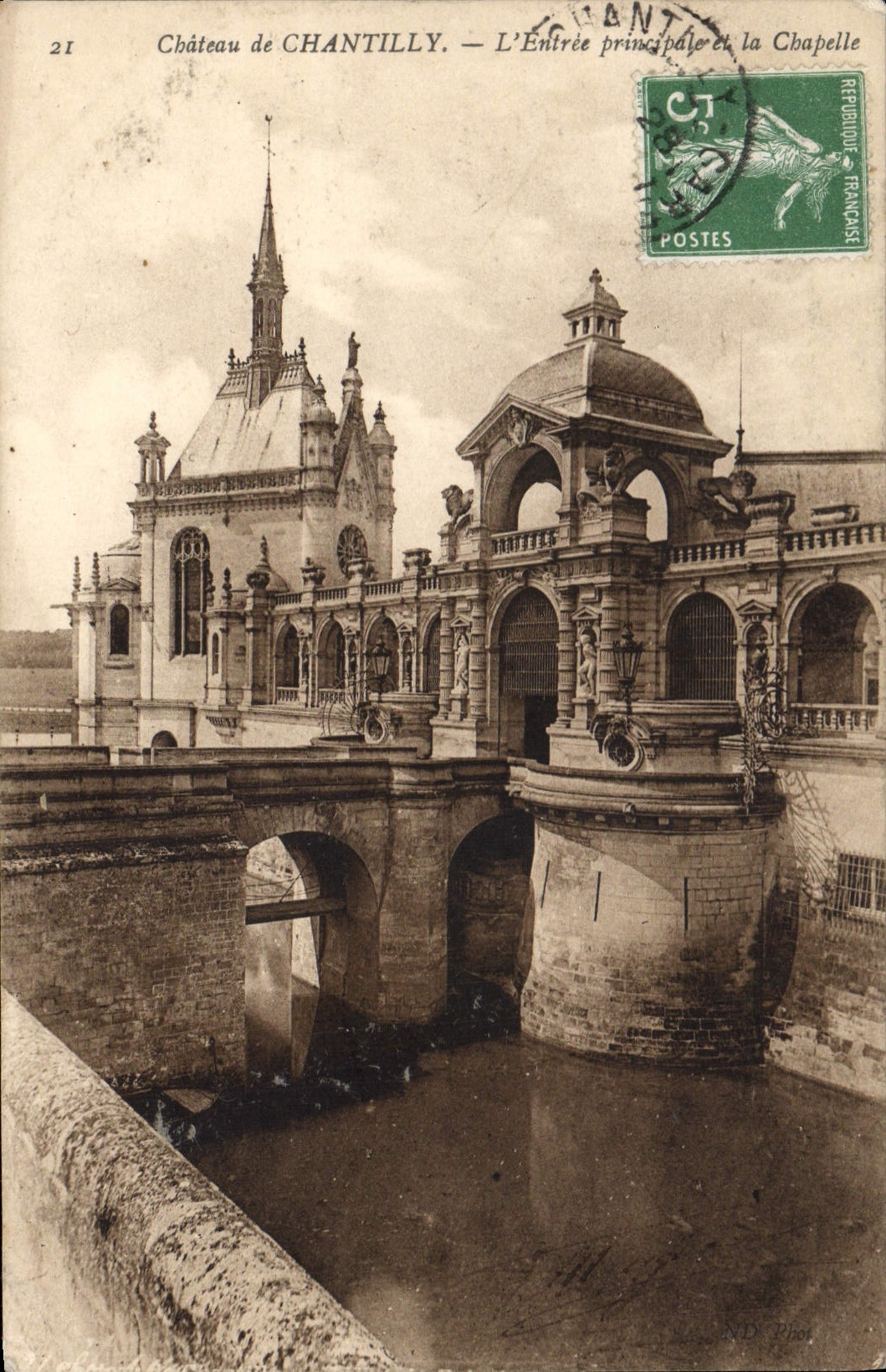 Château de CHANTILLY — L'Entrée principale et la Chapelle — ND. Phot.