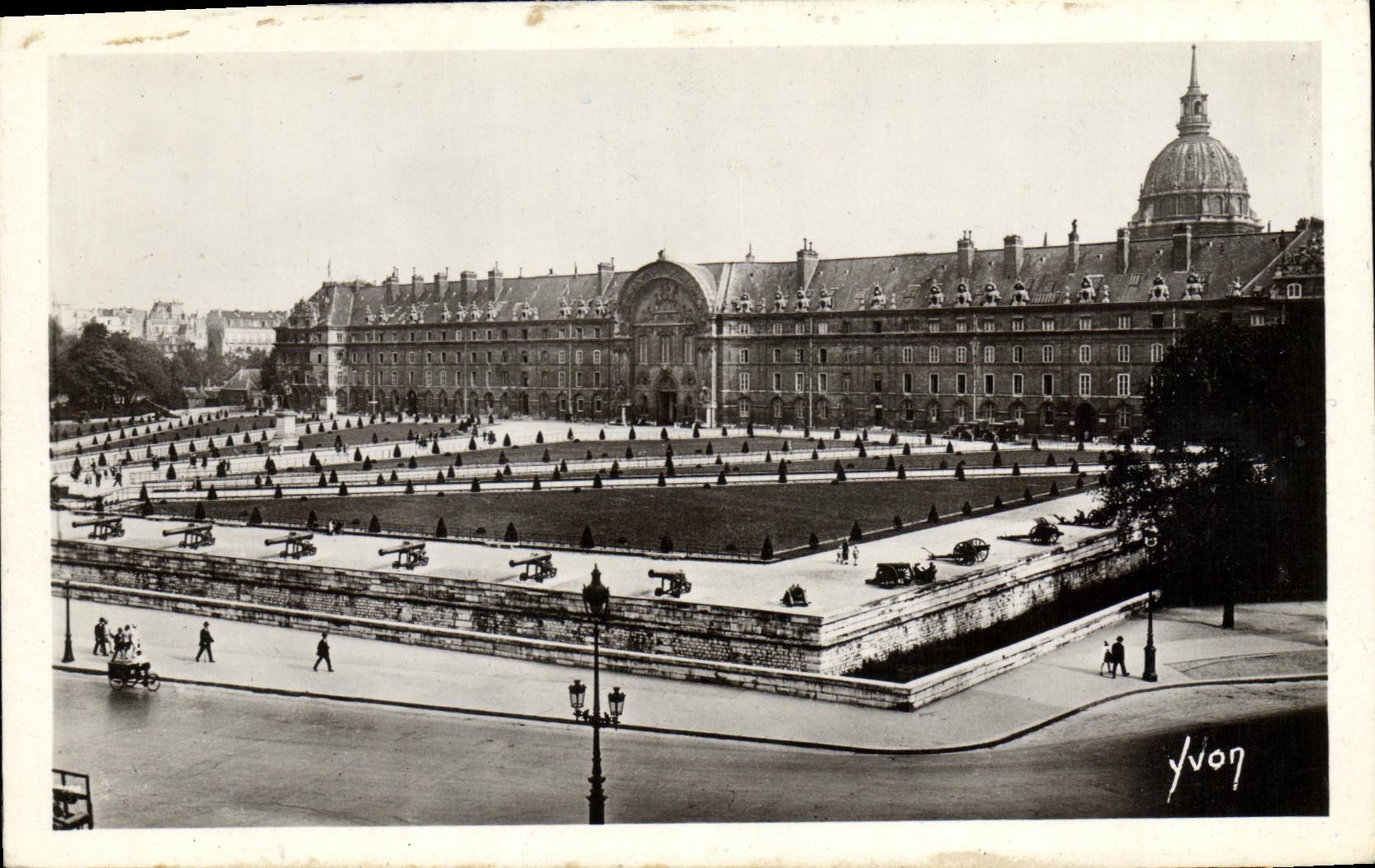 CPA Paris En Flanant L'Hotel des Invalides