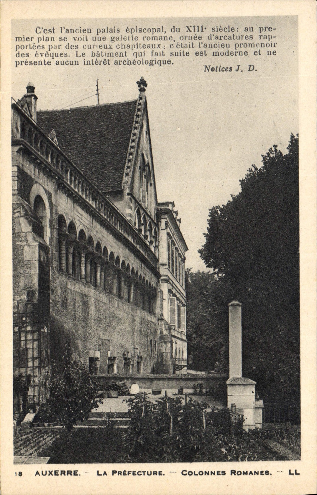 CPA Auxerre La Prefecture Colonnes Romanes