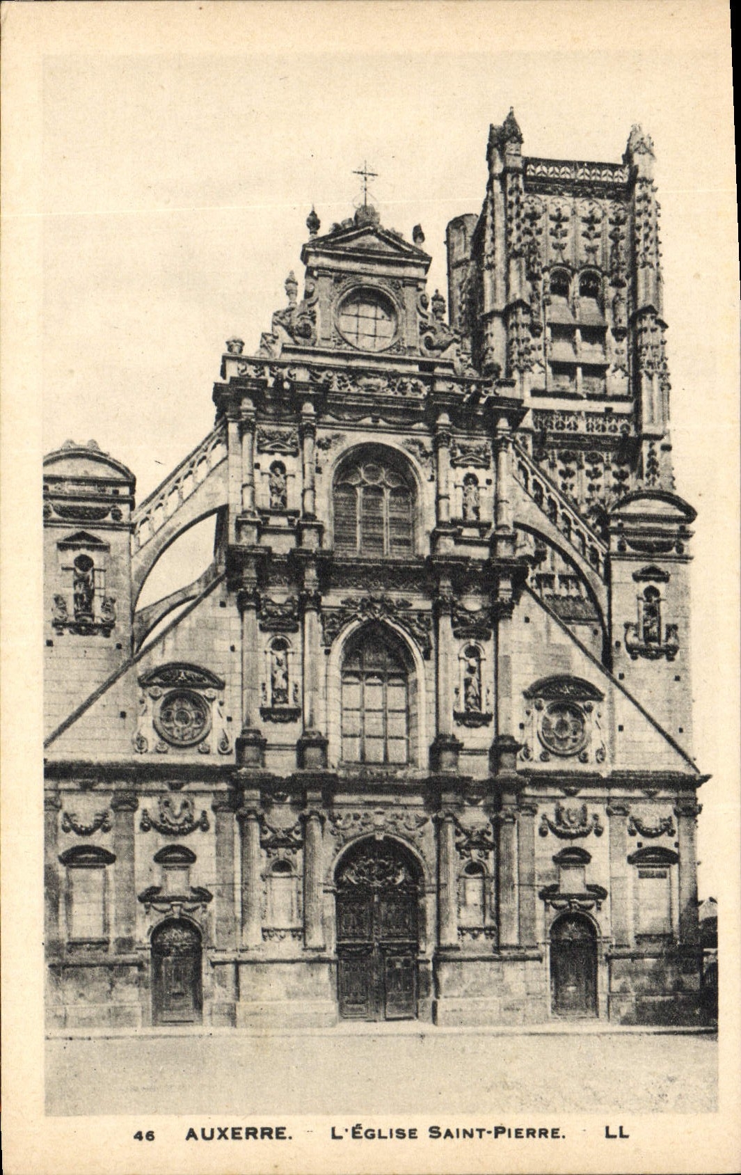 CPA Auxerre L'Eglise Saint Pierre
