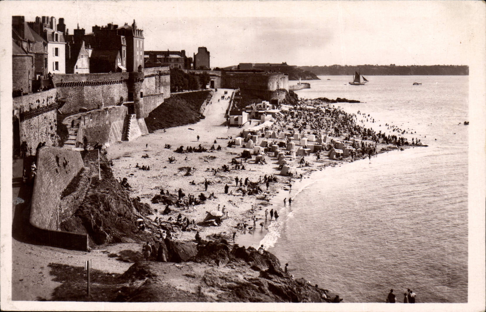 La Plage de Bonsecours à marée haute — Saint-Malo — Real-Photo C. A. P. Straßburg