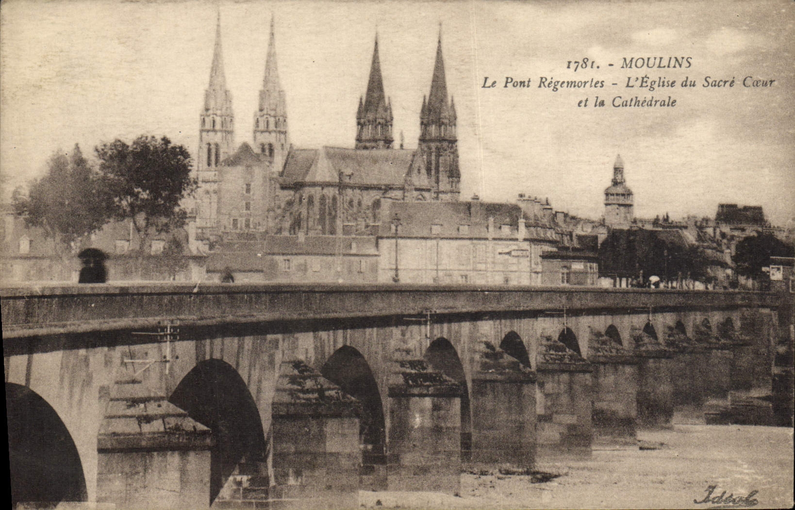 CPA Moulins Le Pont Regemortes L'Eglise Du Sacre Coeur et la cathedrale