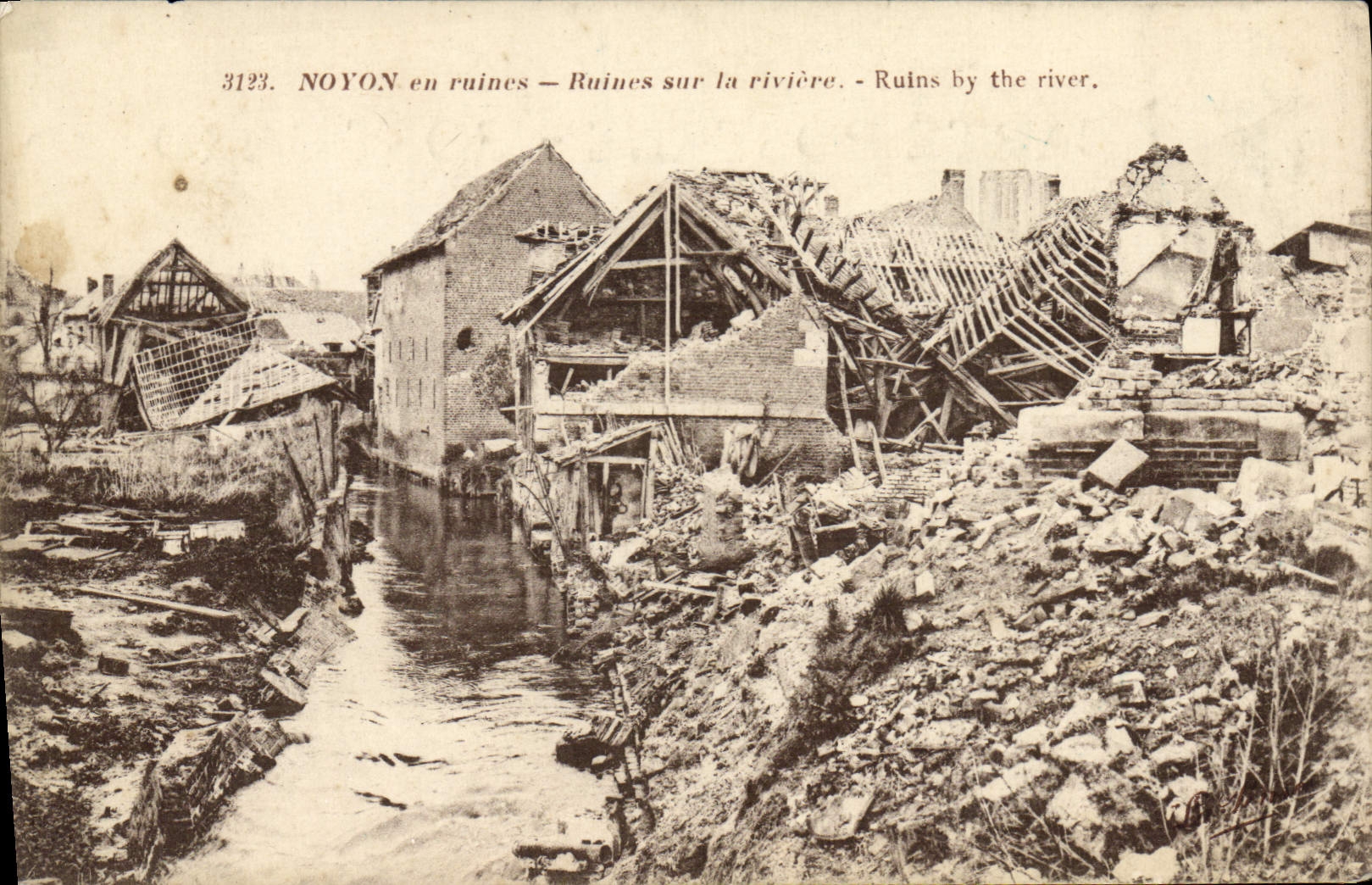 CPA Noyon En Ruines Sur La Riviere Militaria
