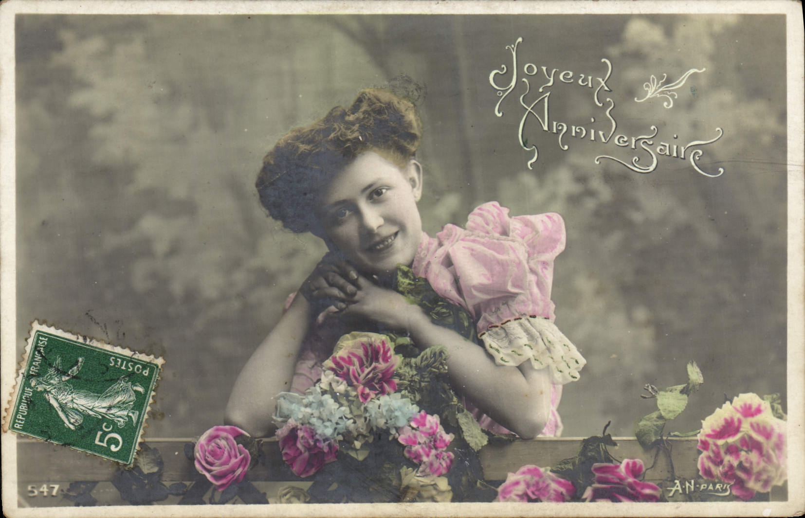 Jeune fille avec bouquet de roses — Joyeux Anniversaire — AN-Paris, n°547