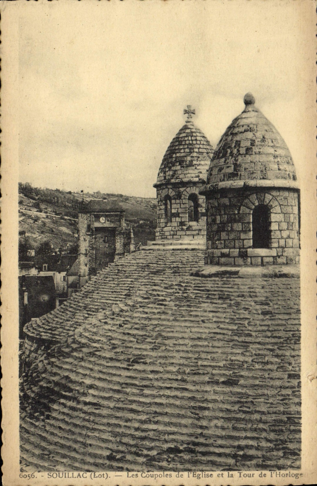 CPA Souillac Les Coupoles De I'Eglise Et La Tour De I'Horloge