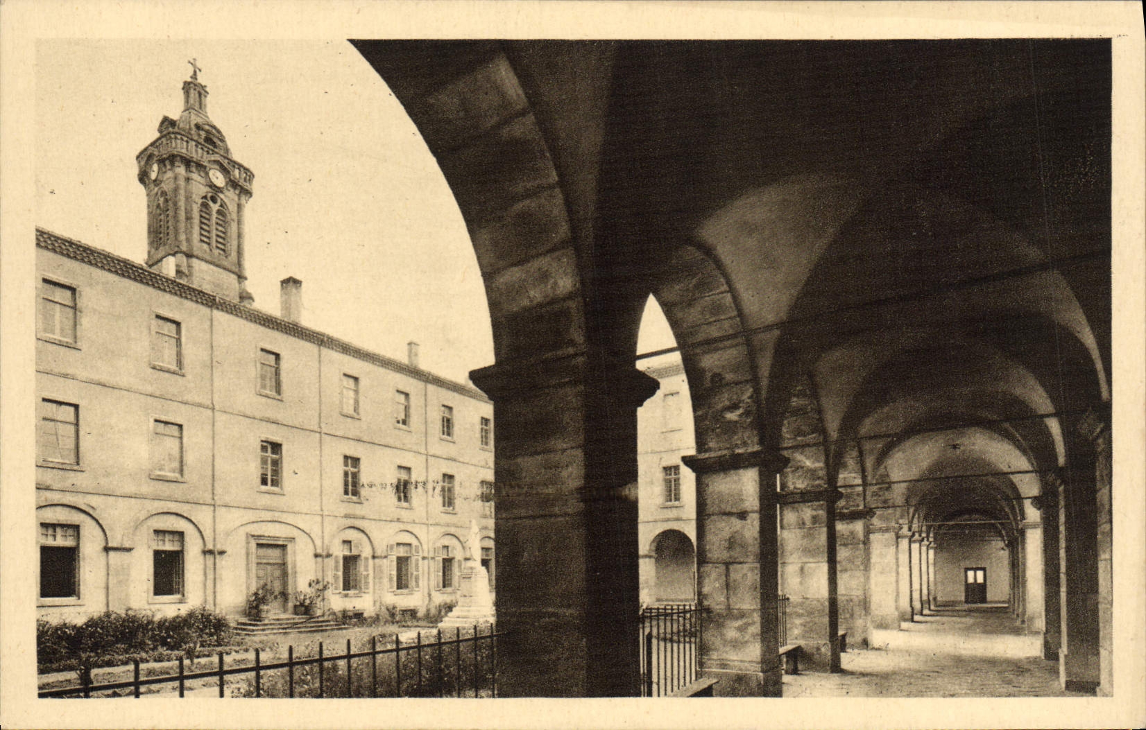 CPA Petit Seminaire D'Aubenas La Facade Sur Le Jardin D'Honneur