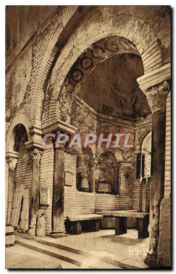 Intérieur du Baptistère Saint-Jean — Poitiers — IVe, VIIe et XIe siècles — Éditions Artistiques Raymond Bergevin, La Rochelle