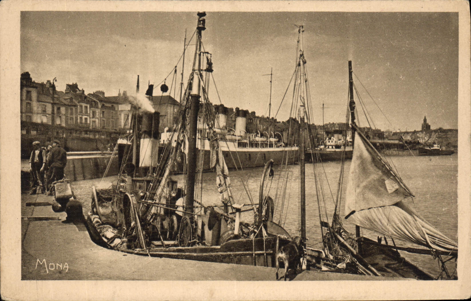 CPA Dieppe L'Avant Port Chalutiers et paquebots pres de la gare maritime 