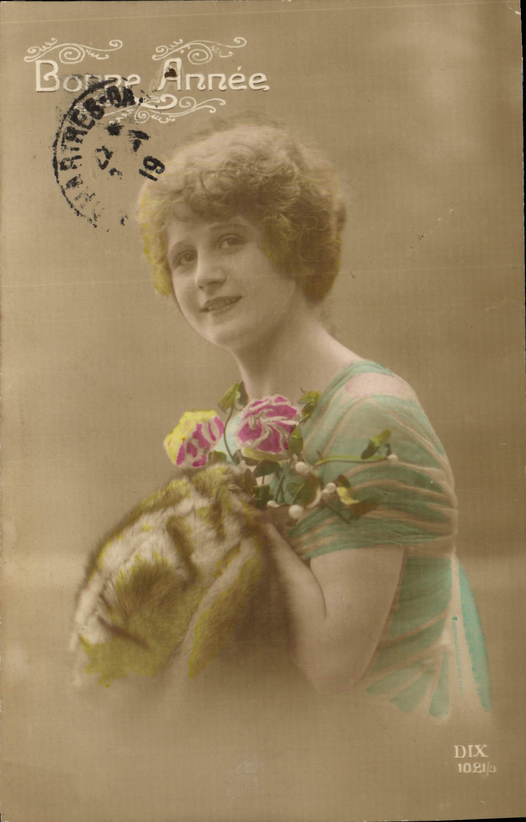 Jeune femme — avec bouquet de roses — éditée par DIX n° 1021/3