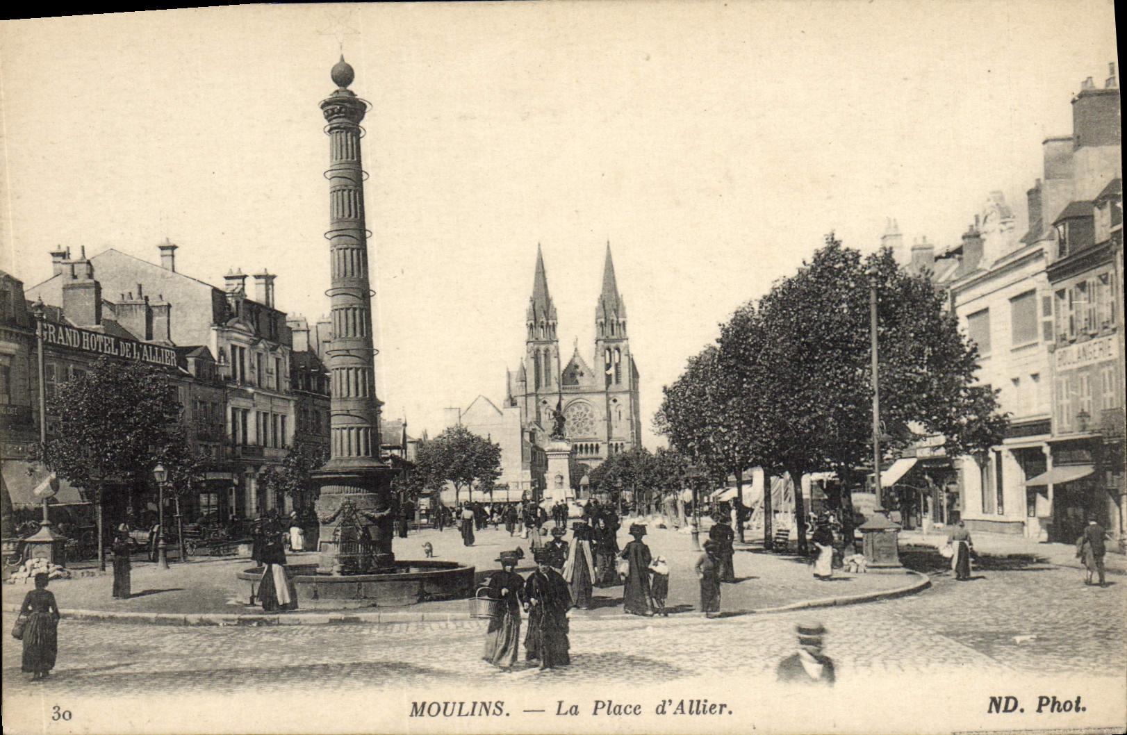 CPA Moulins La Place D'Allier