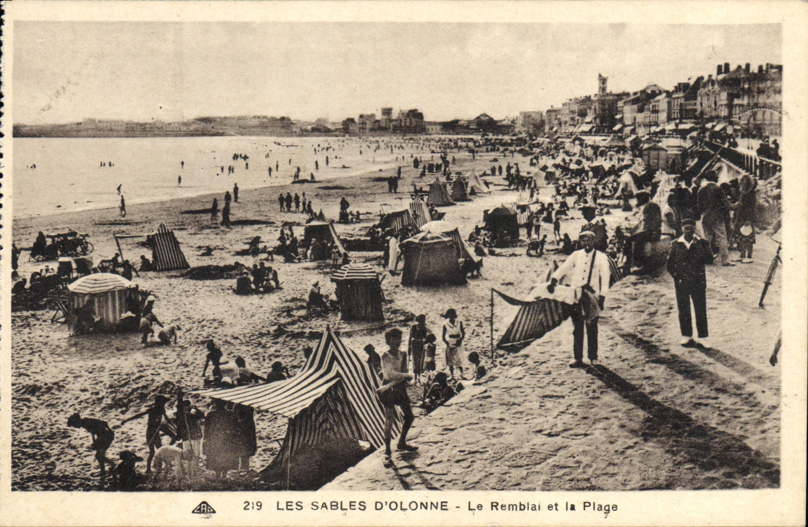 Les Sables d'Olonne — Le Remblai et la Plage — éditeur AAE, n° 219