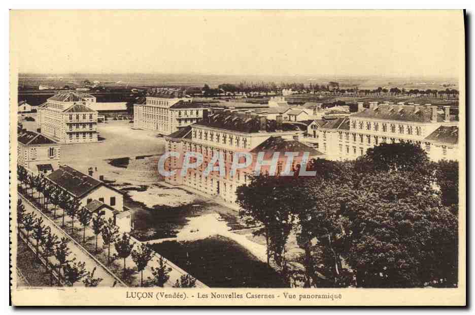 CPA Lucon Les Nouvelles Casernes Vue panoramique Militaria