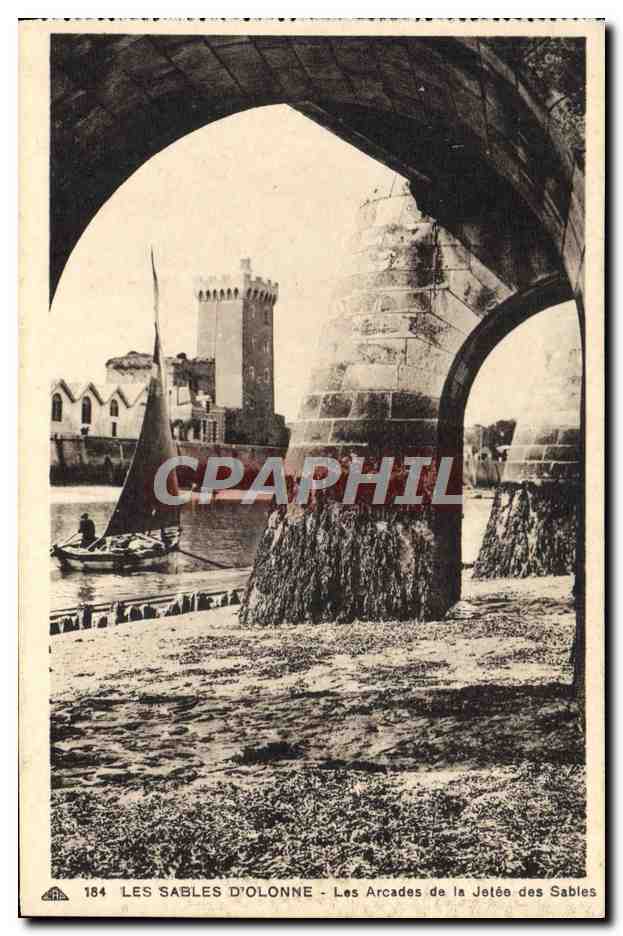 CPA Les Sables D'Olonne Les arcades de la jetee des sables Bateau