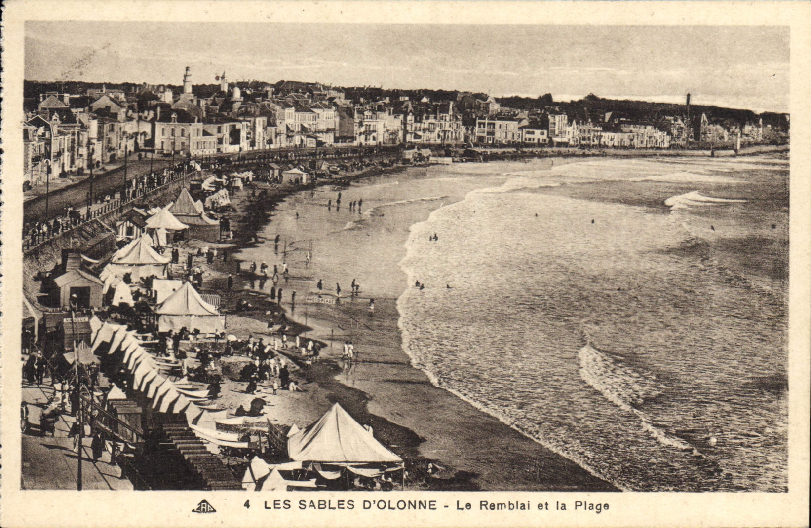 Les Sables d'Olonne - Le Remblai et la Plage