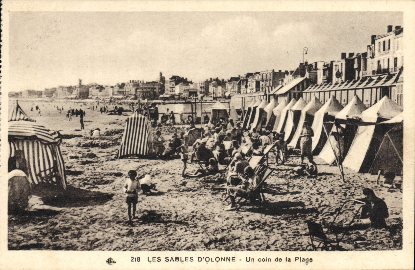 LES SABLES D'OLONNE - Un coin de la Plage — éditeur Cie des Arts Photomécániques, n° 218