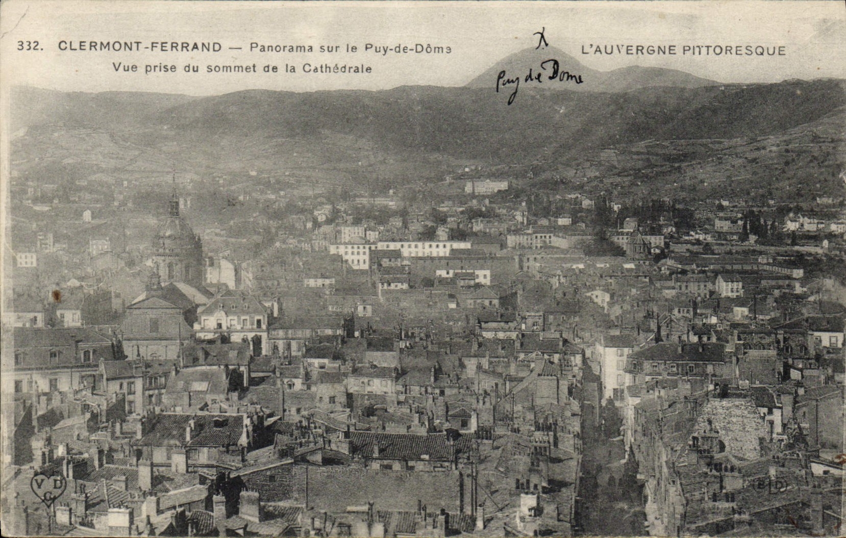 Clermont-Ferrand — Panorama sur le Puy-de-Dôme — Vue prise du sommet de la Cathédrale — L'Auvergne Pittoresque