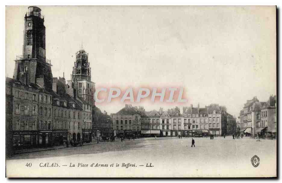 CPA Calais La Place d'Armes et le Beffroi