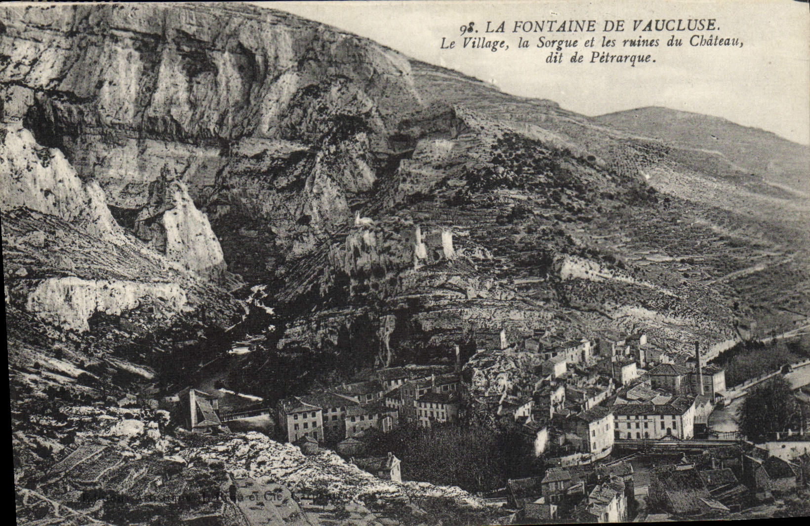 CPA La Fontaine de Vaucluse Le village la Sorgue et les ruines du chateau dit de Petrarque