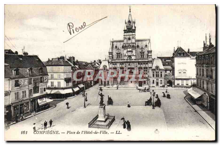 CPA Compiegne Place de L'Hotel de Ville