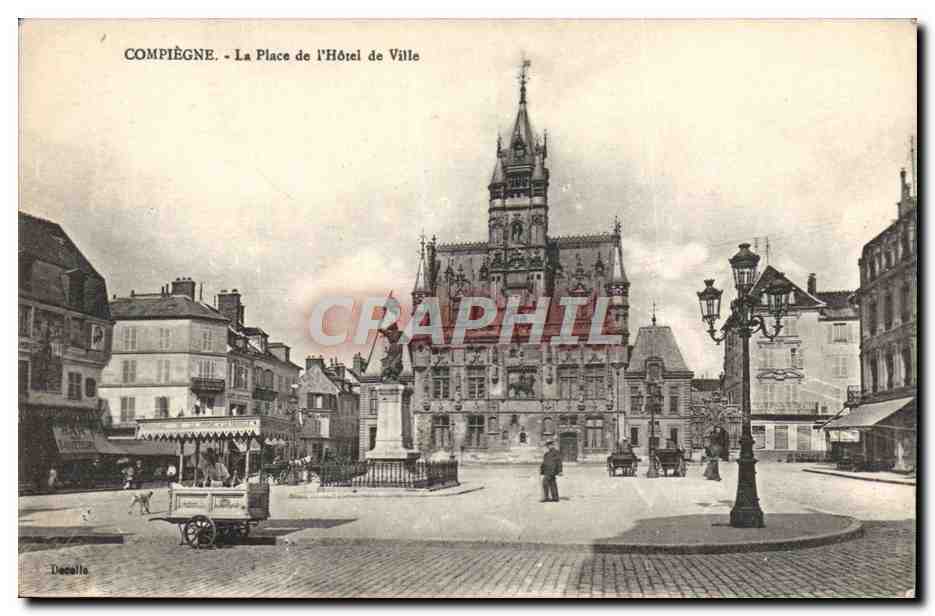 CPA Compiegne La Place de L'Hotel de Ville