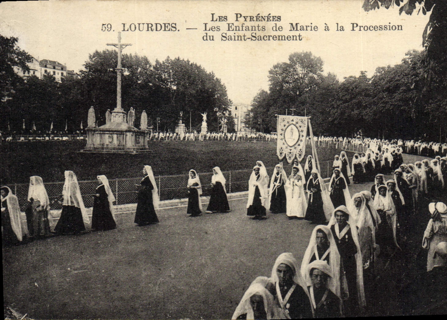 CPA Lourdes Les Enfants de Marie a la Procession du Saint Sacrement 