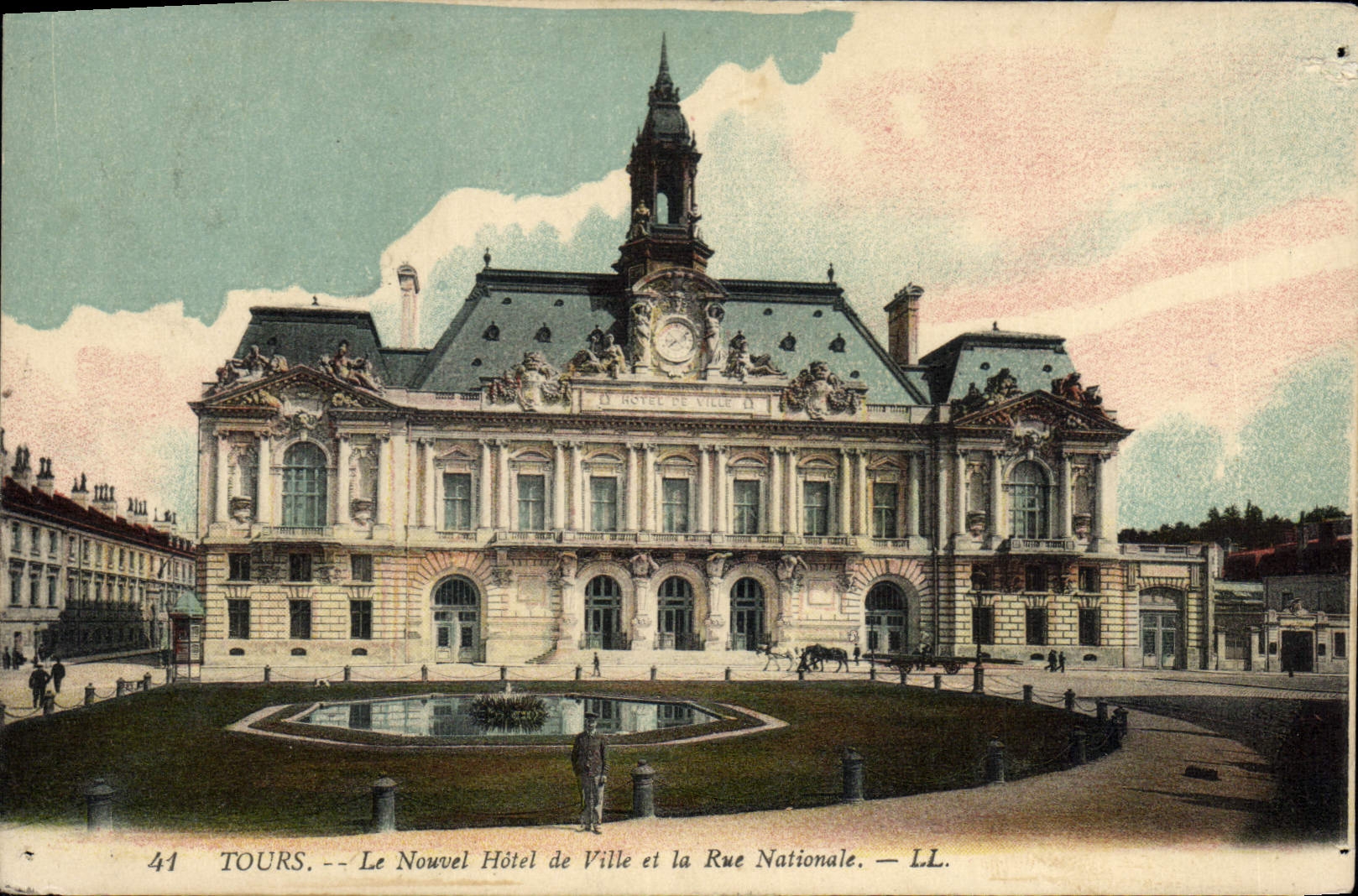 CPA Tours Le Nouvel Hotel de Ville et la Rue Nationale
