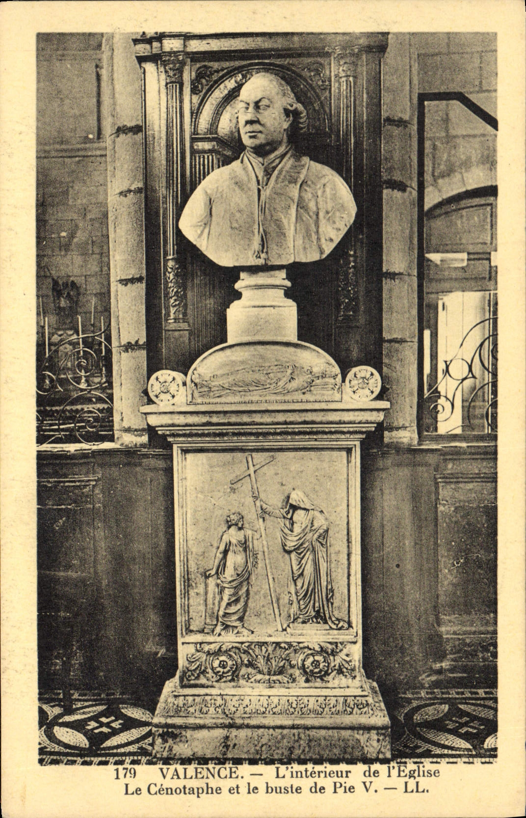 CPA Valence L'Interieur de L'Eglise Le Cenotaphe et le buste de Pie V