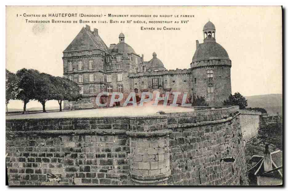 Château de Hautefort (Dordogne) — Monument historique où naquit le fameux troubadour Bertrand de Born — Entrée du château