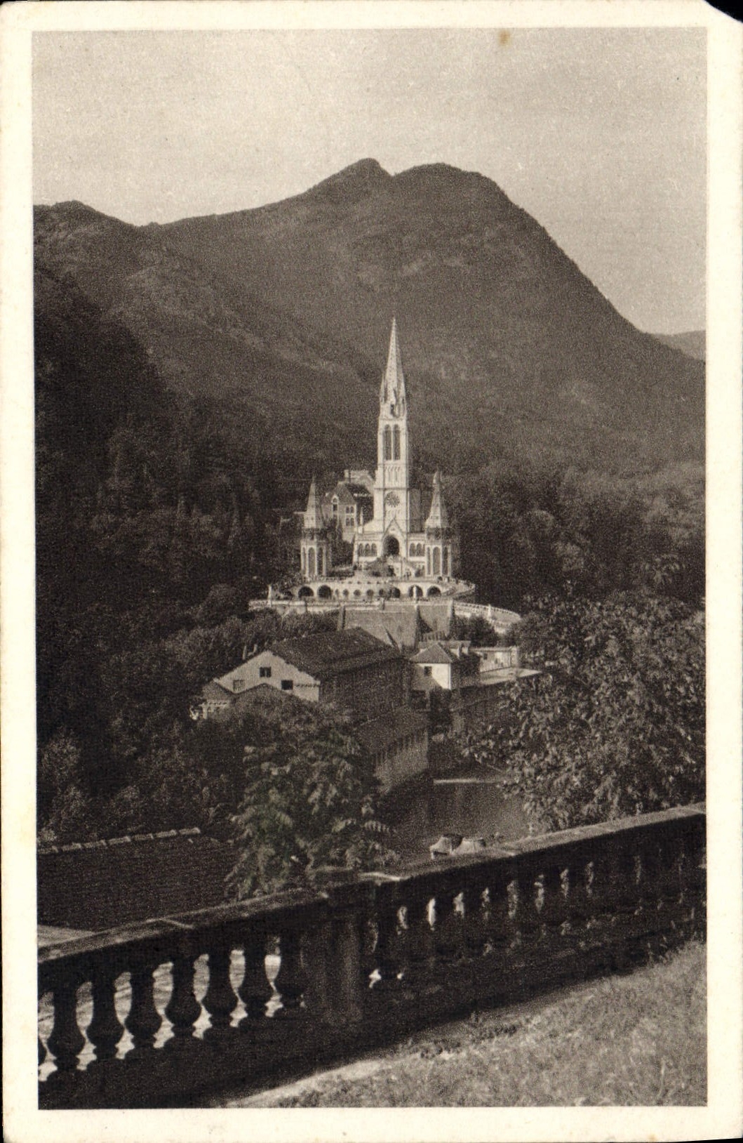 CPA Lourdes La Basilique
