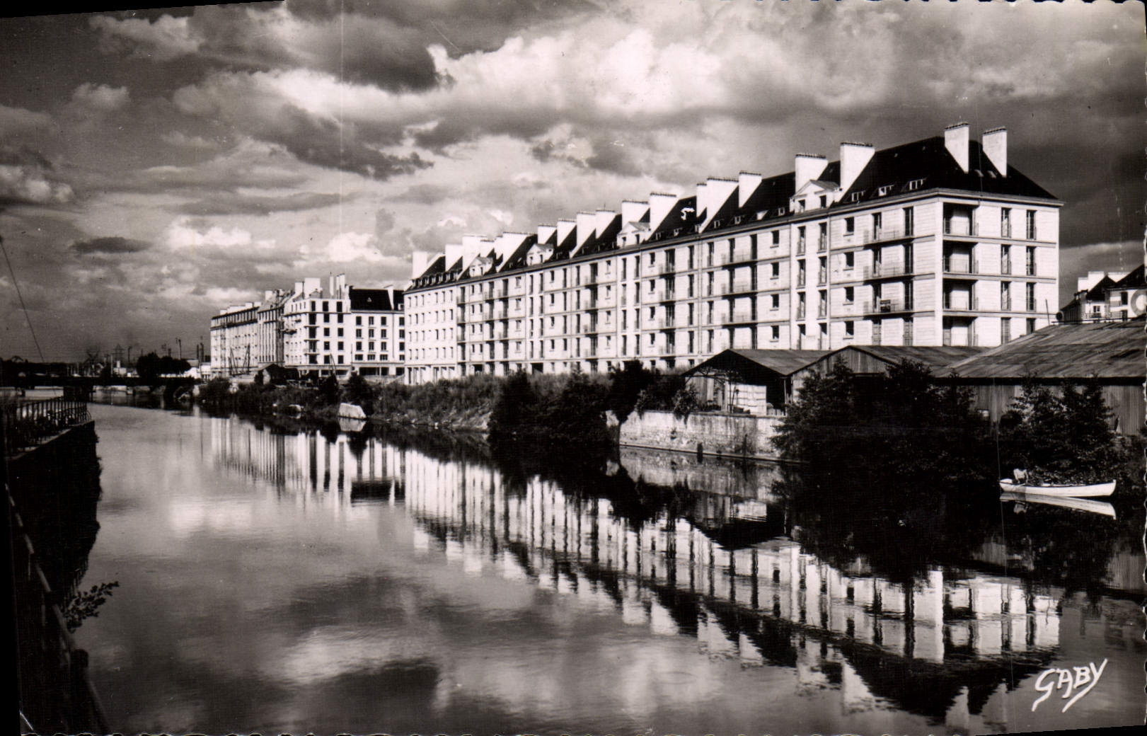 CPM Caen Les Nouveaux immeubles et la riviere Orne