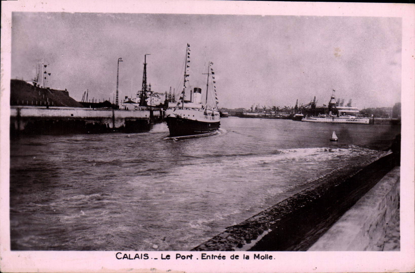 CPA Calais Le Port Entree de la Molle Bateau