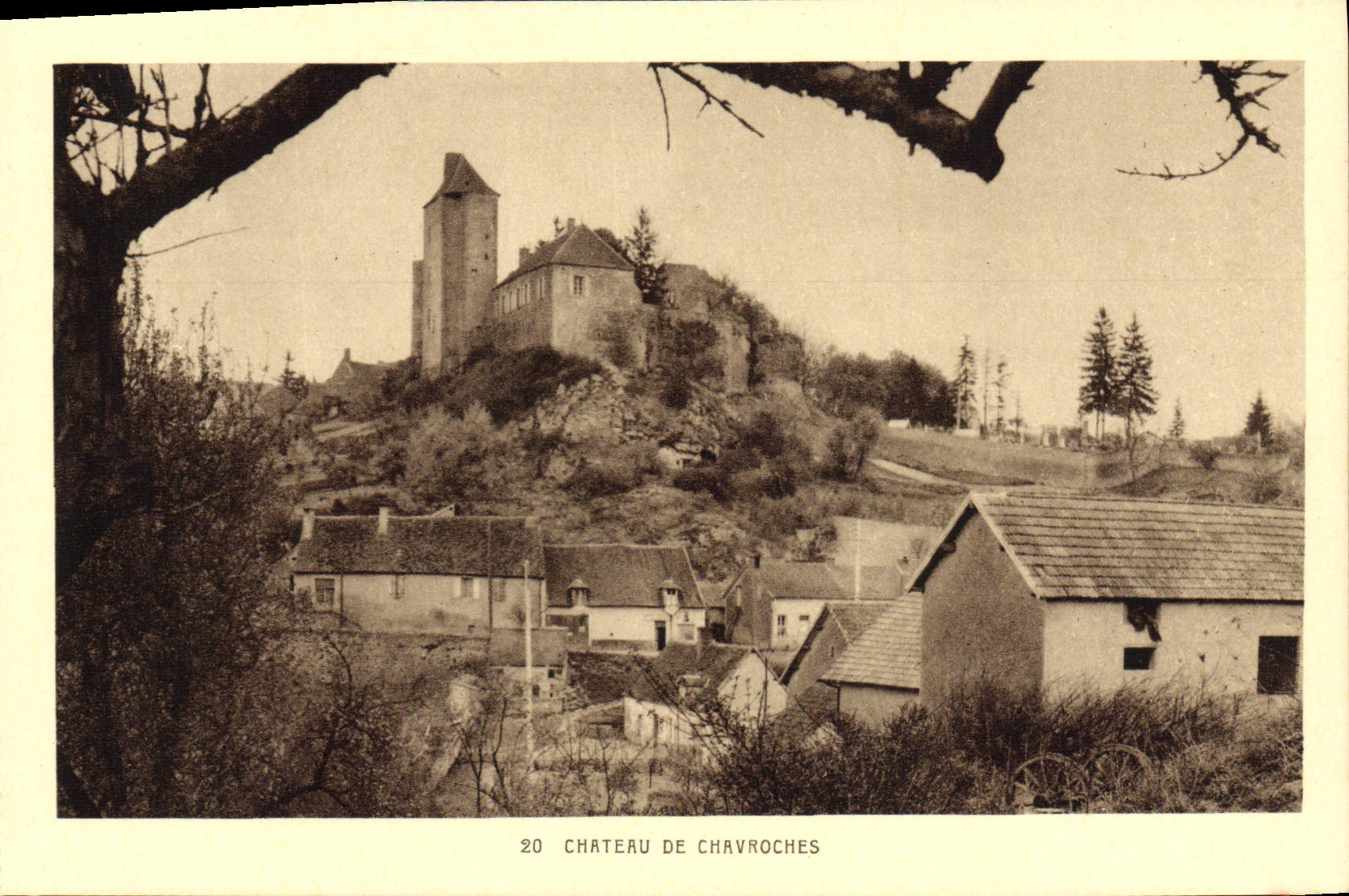 Château de Chavroches — vue du château sur son roc — Édition La Gigogne, Vichy