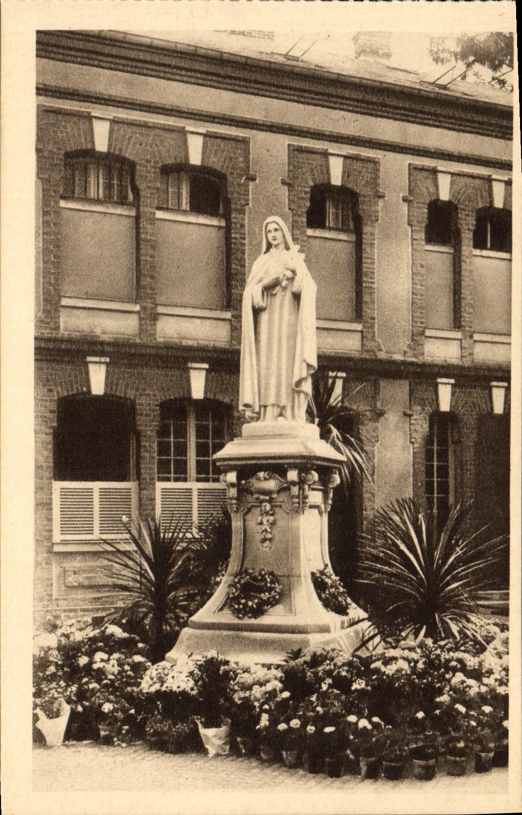 Statue de Sainte Thérèse de l'Enfant-Jésus — Carmel de Lisieux — CPAPHIL