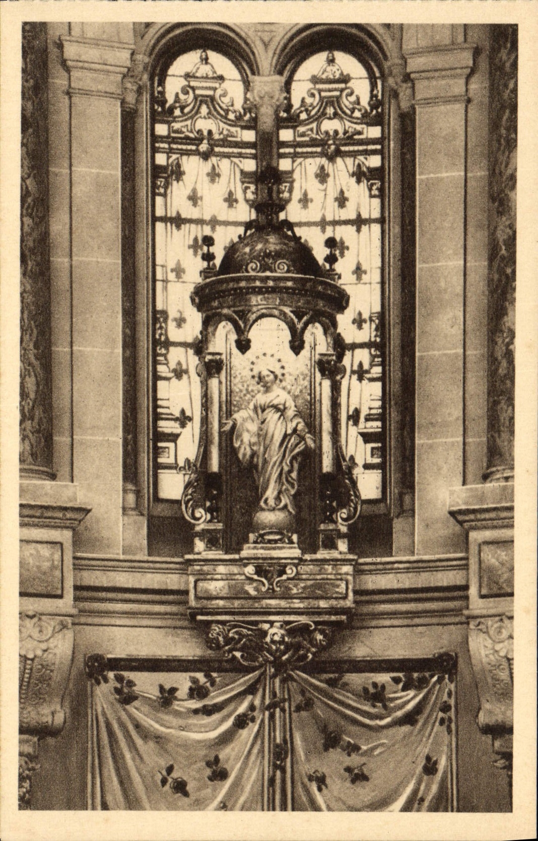Édicule de la Vierge miraculeuse du Sourire — au-dessus de la Châsse de Sainte Thérèse de l'Enfant-Jésus — CPAPHIL