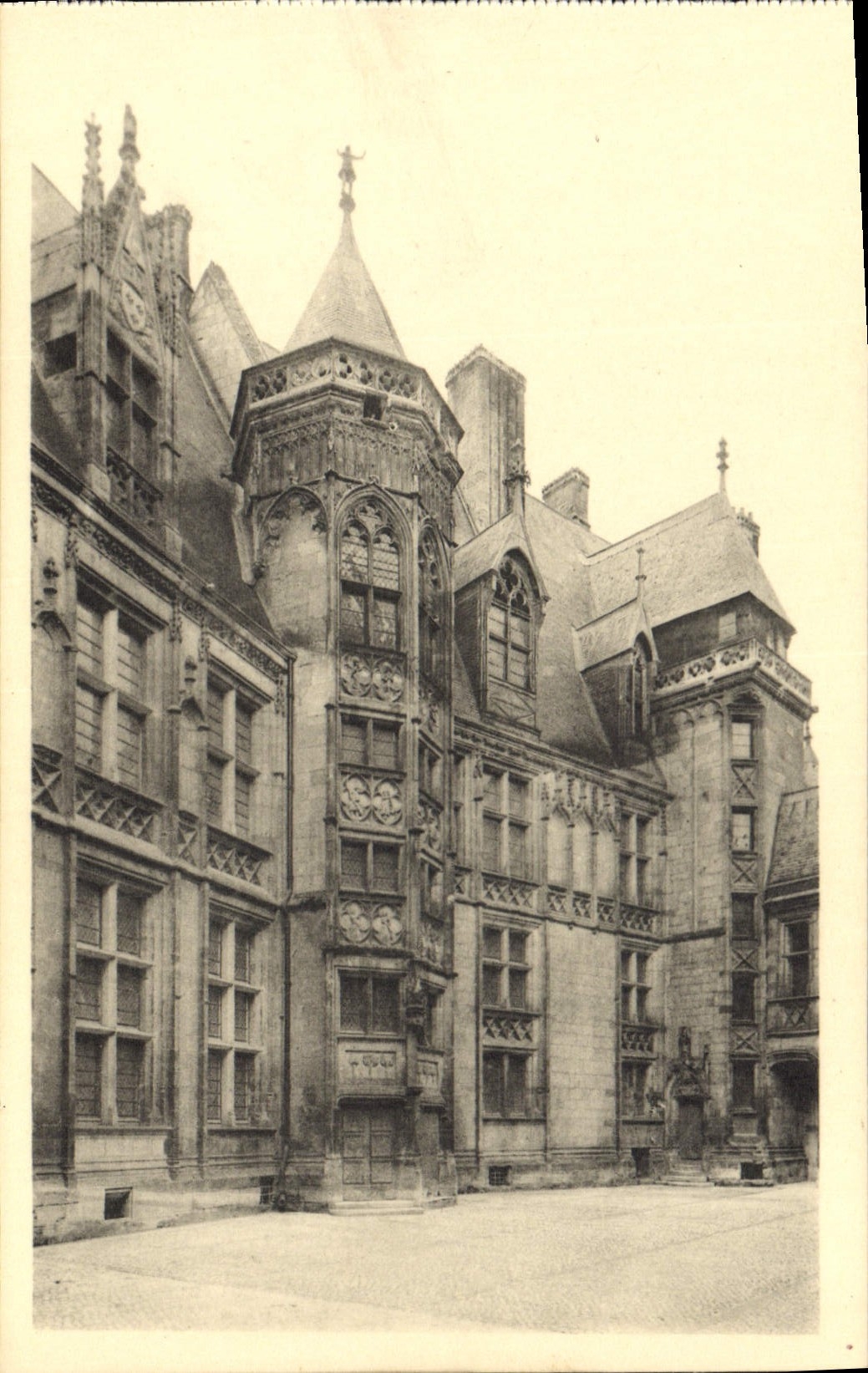 CPA Bourges Palais De Jacques Coeur La cour 