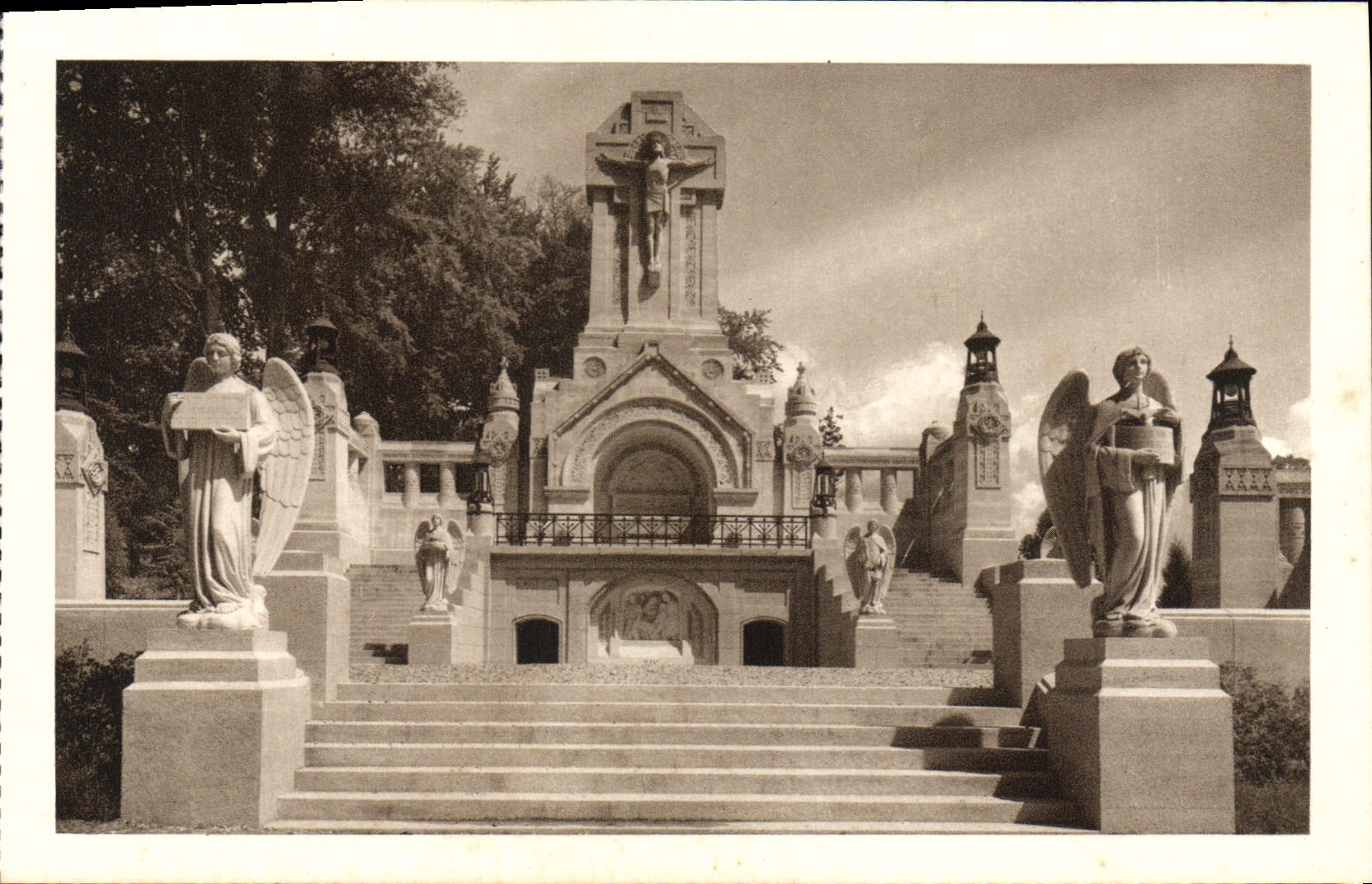 La Basilique de Lisieux — Le Chemin de Croix extérieur — Vue d'ensemble — Draeger-Paris