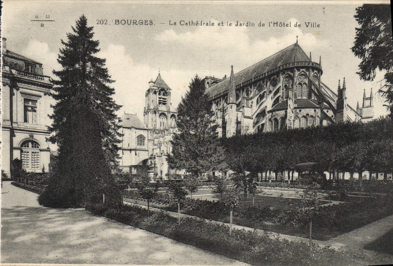 CPA Bourges La Cathedrale Et Le Jardin De I'Hotel De Ville