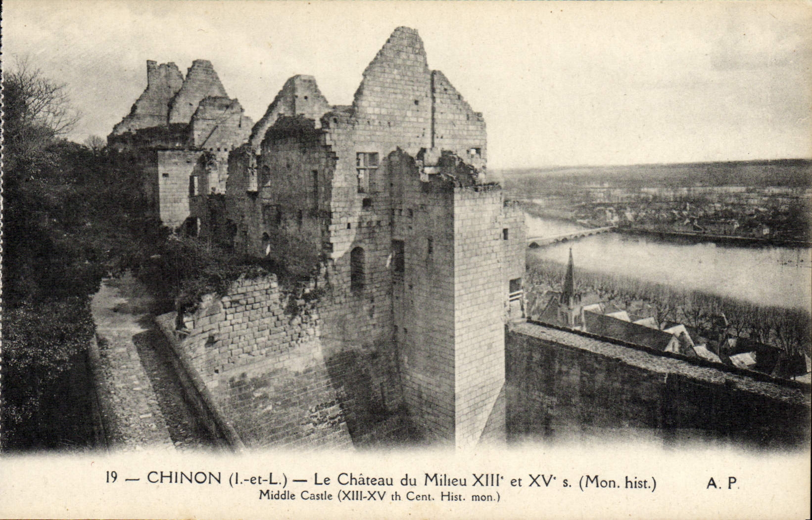 CPA Chinon Le Chateau Du Milieu