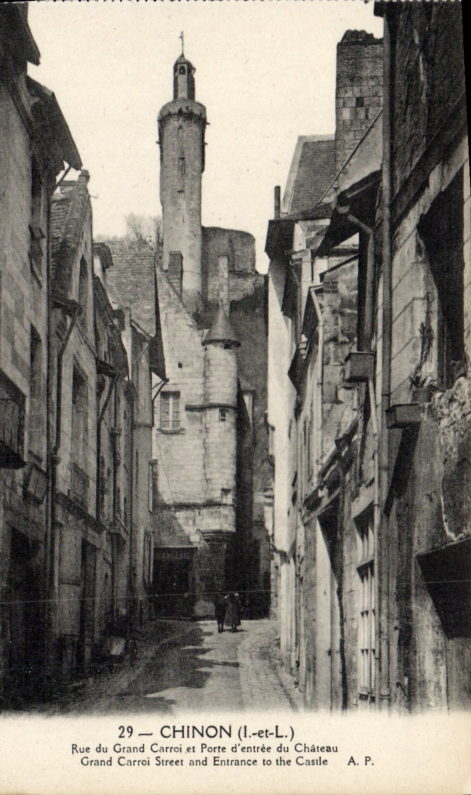 CPA Chinon Rue du Grand Carroi et porte d'entree du chateau
