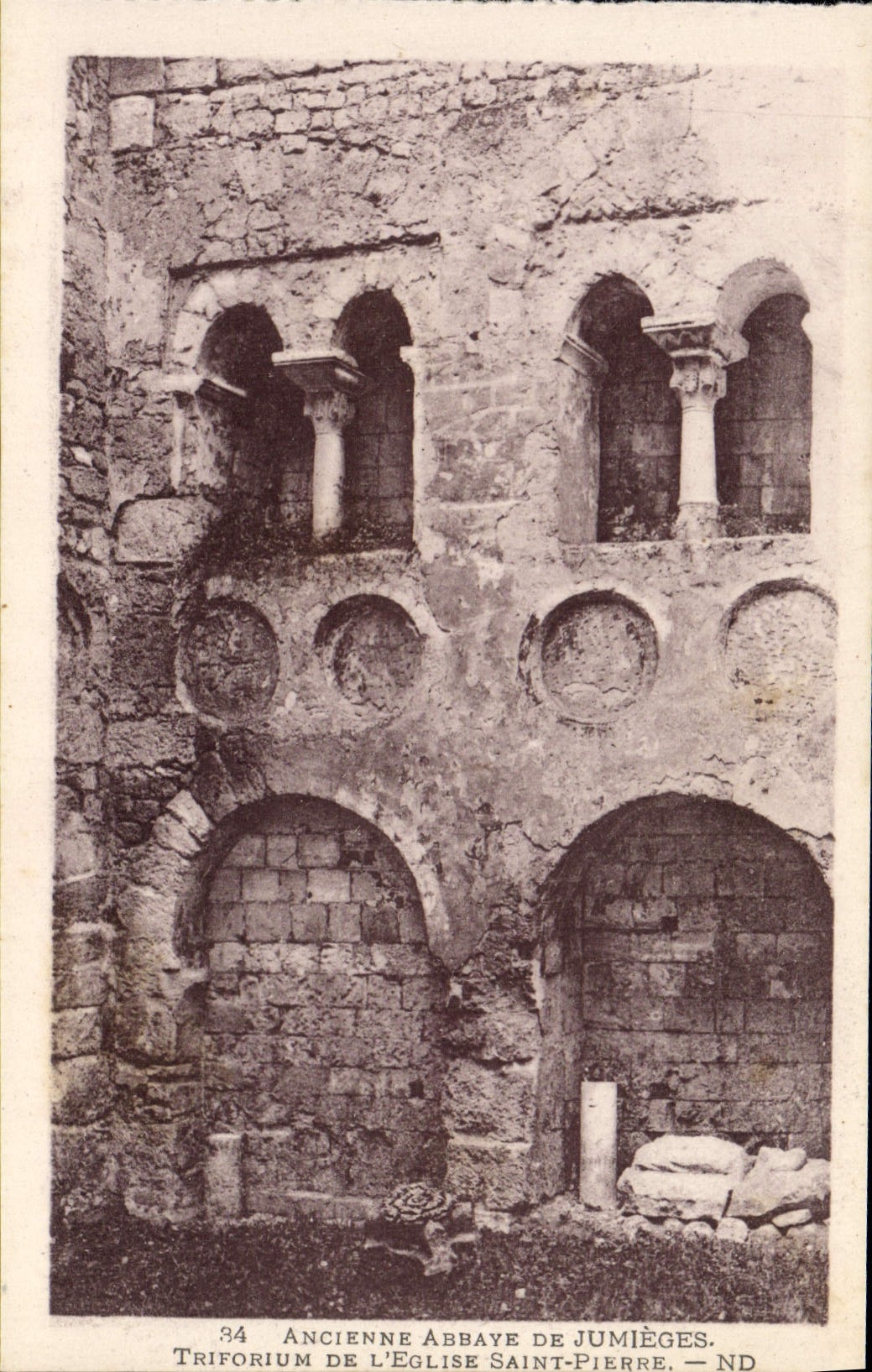 Triforio de la antigua abadía de Jumièges — Antigua iglesia de San Pedro — ND
