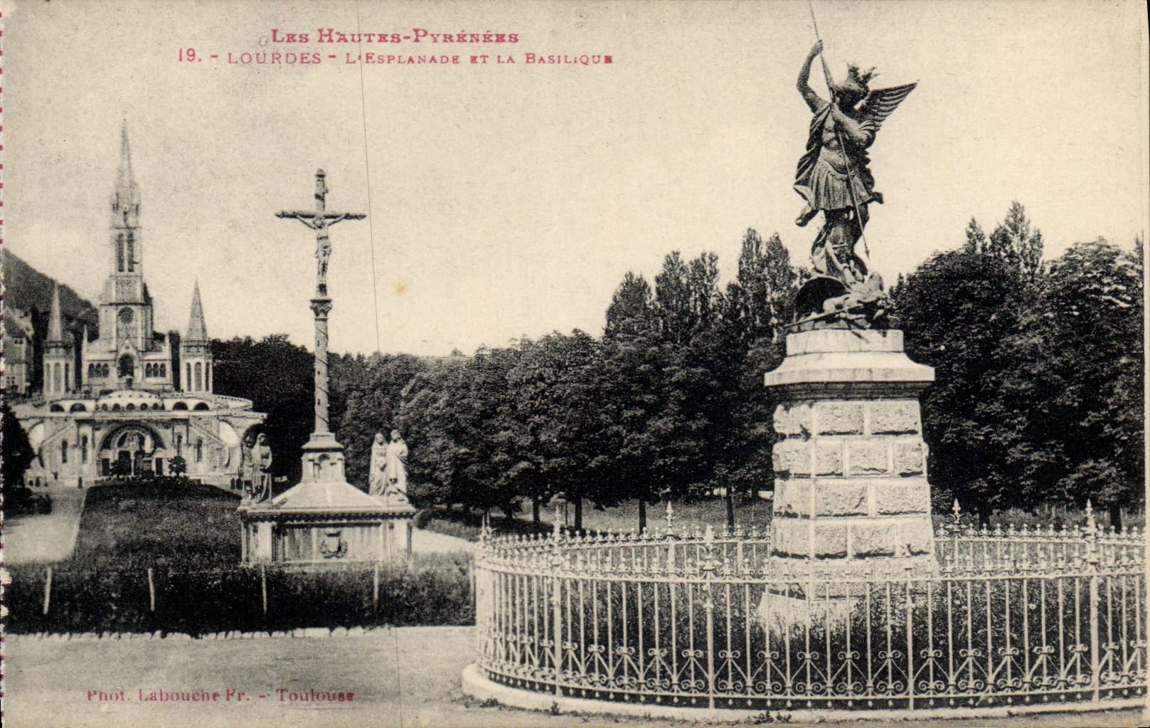 CPA Lourdes L'Esplanade Et La Basilique