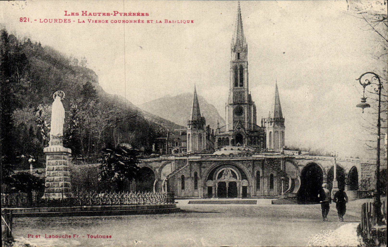 CPA Lourdes La Vierge Couronnee et la basilique