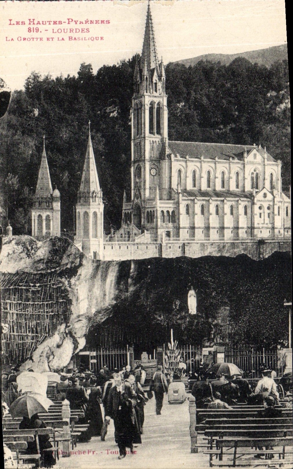 CPA Lourdes La grotte Et La Basilique